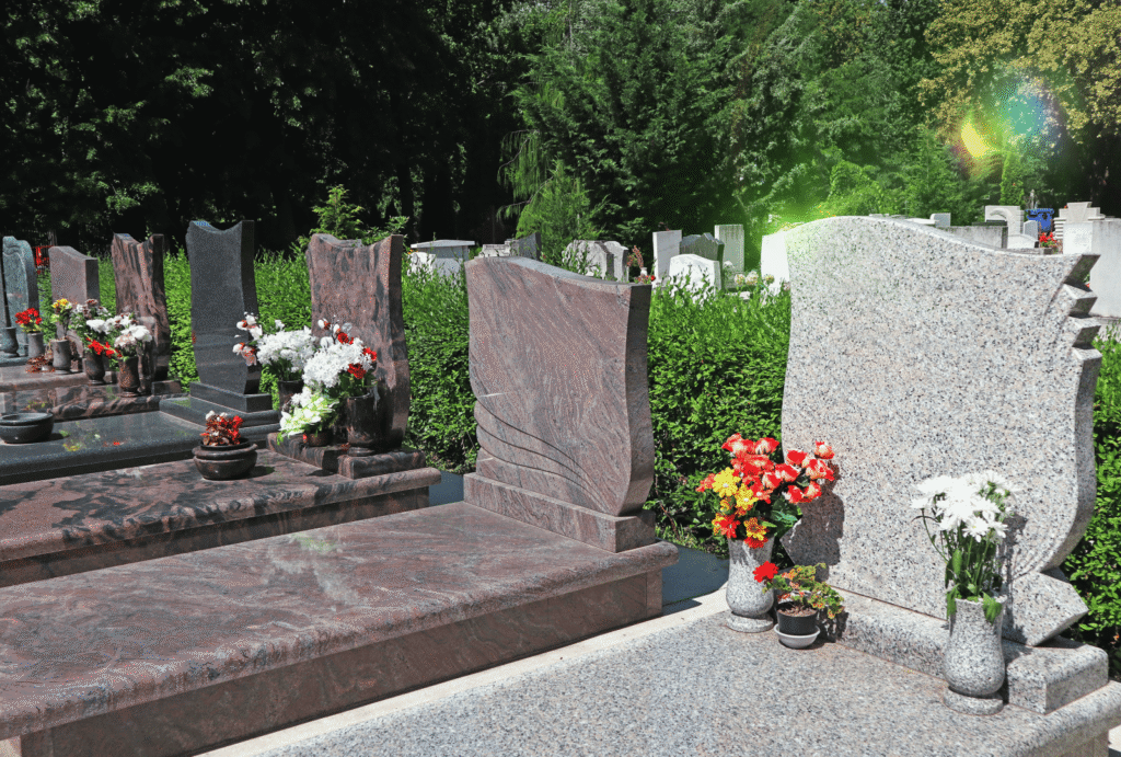 Différence stèle pierre tombale