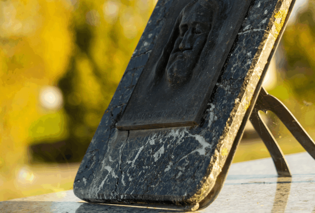 les différents types de plaque funéraire