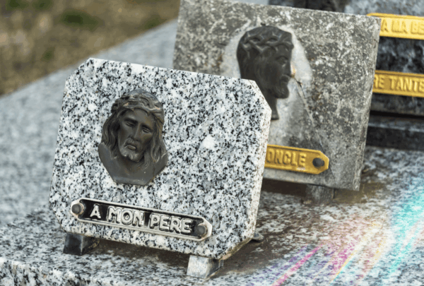 les différents types de plaque funéraire