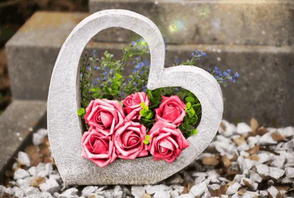 Quelle phrase graver sur la plaque funéraire d'un collègue ?