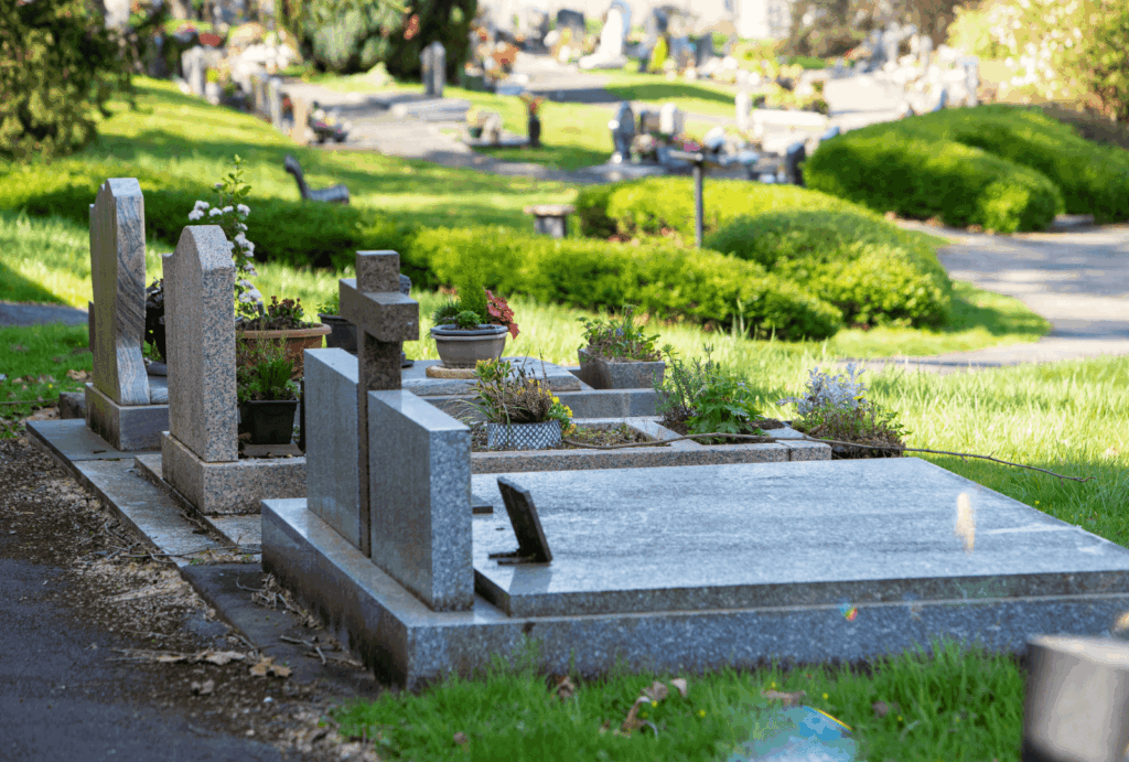 Plaque funéraire vs pierre tombale