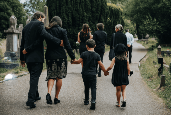 Quelle phrase graver sur la plaque funéraire d'un ami ?