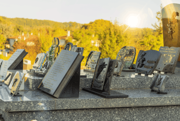 Quelle phrase pour la plaque funéraire d'un oncle ?