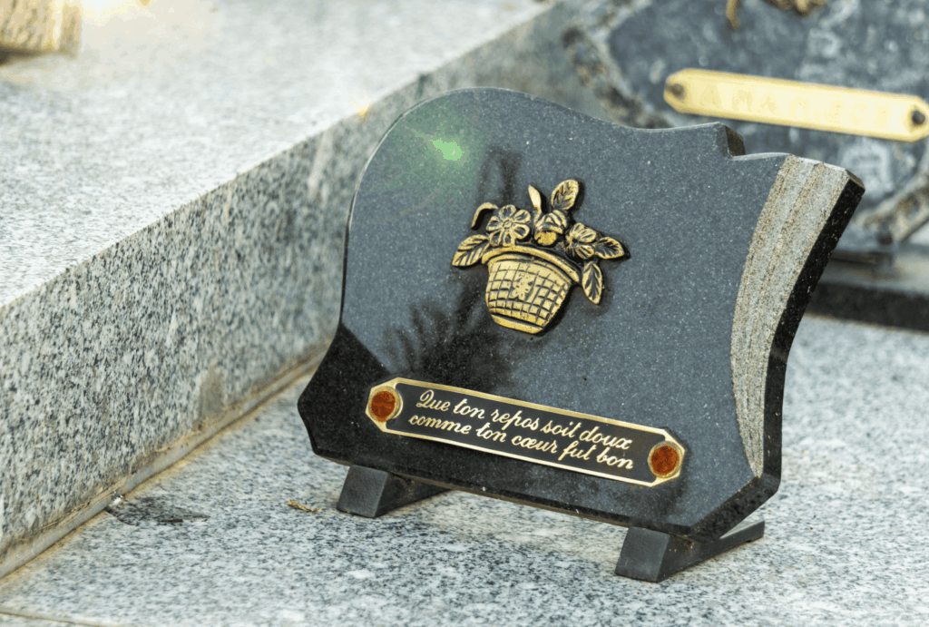 Quand acheter une plaque funéraire ?