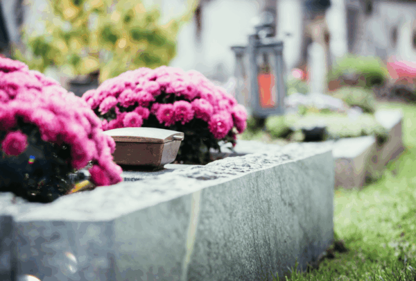Fleurs de deuil pour une tombe