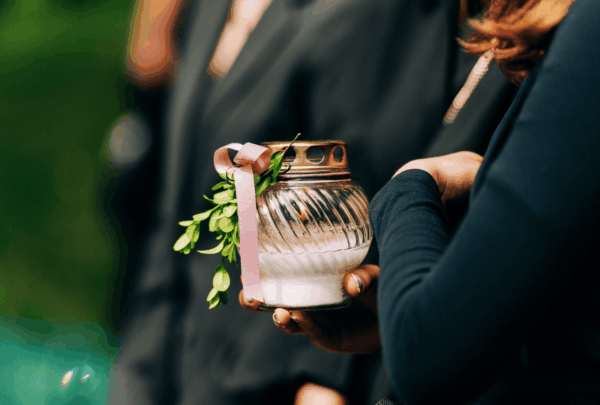 quelle phrase graver sur la plaque funéraire d'un grand parent ?