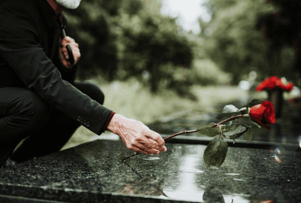 Quelle phrase graver sur la plaque funéraire d'un enfant ?