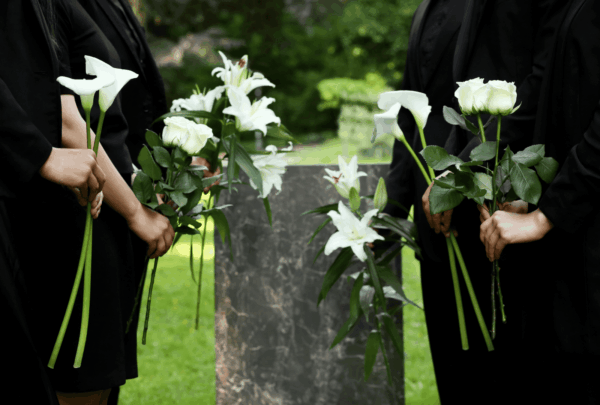Quelle phrase graver sur la plaque funéraire de son/sa conjoint.e
