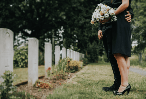 Quelle phrase graver sur la plaque funéraire d’un parent