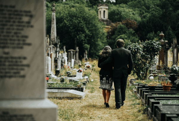 Quelle phrase graver sur la plaque funéraire d'un enfant