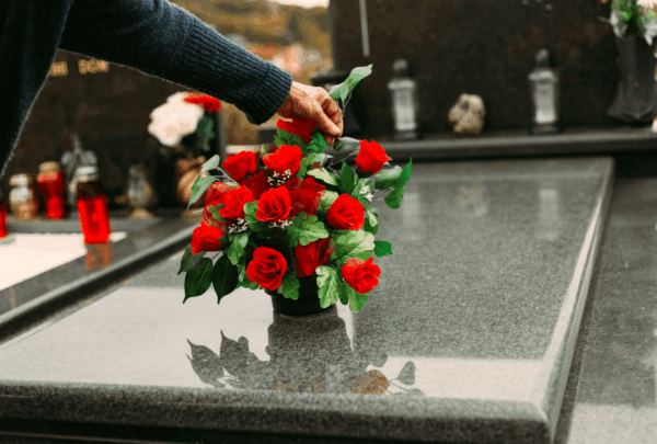 Droit funéraire : ce qu'on peut / ne peut pas faire sur une tombe en France