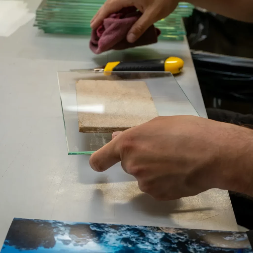 Préparation du verre pour l'attente de l'impression de l'image pour la plaque funéraire